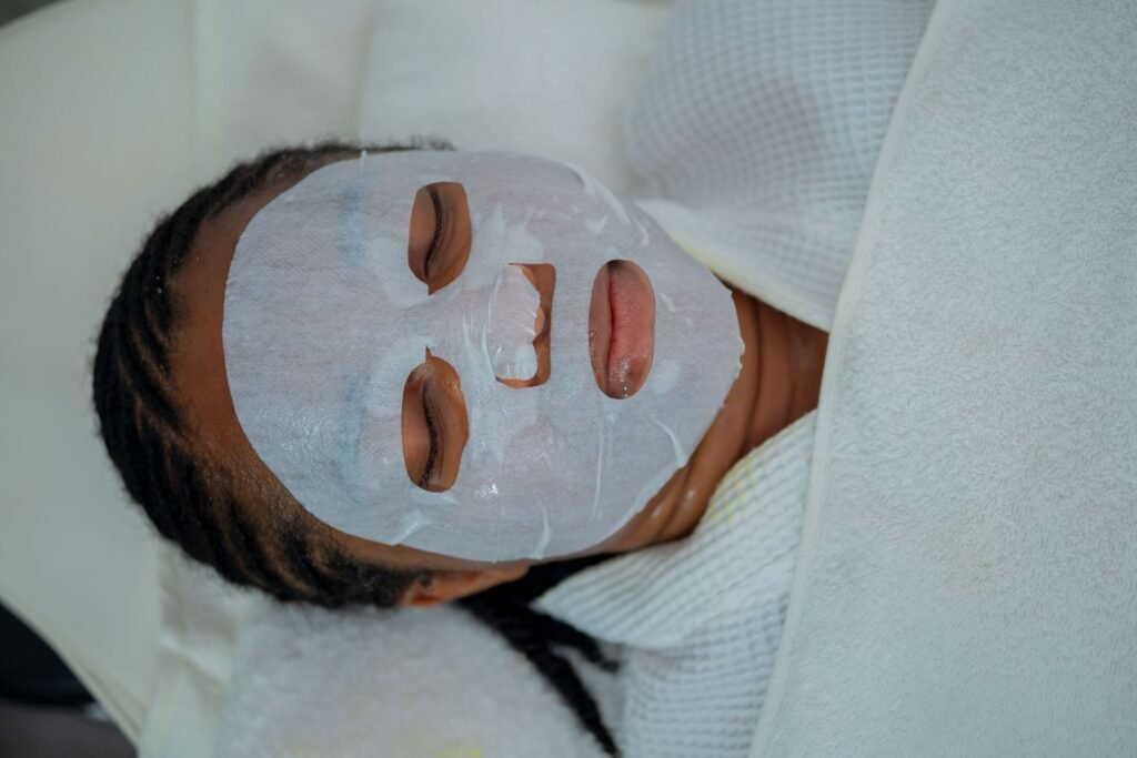 Mujer con una mascarilla en el rostro